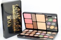 Тонирование игрушки косметикой - тени или румяна