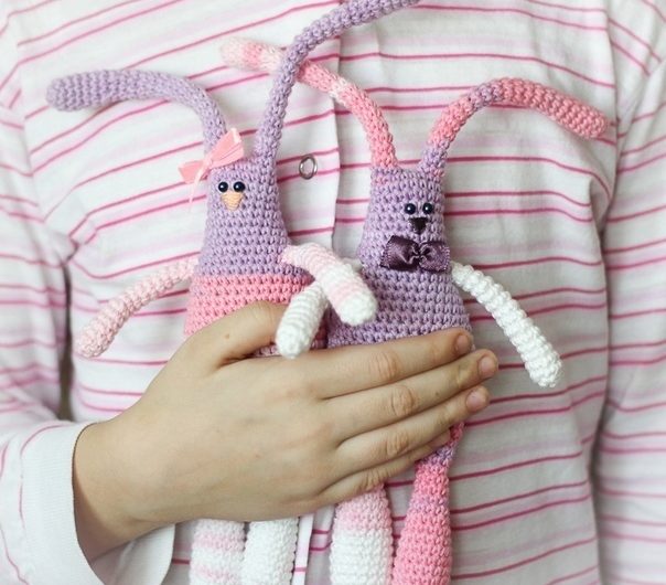 Интерьерный зайка амигуруми крючком