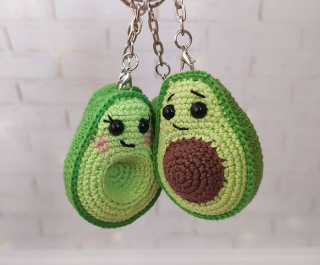 Амигуруми брелки авокадо крючком