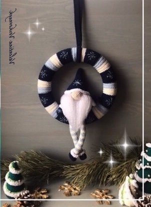 Вязаный новогодний венок с гномом крючком Амигуруми новогодний венок с гномом крючком подробная схема