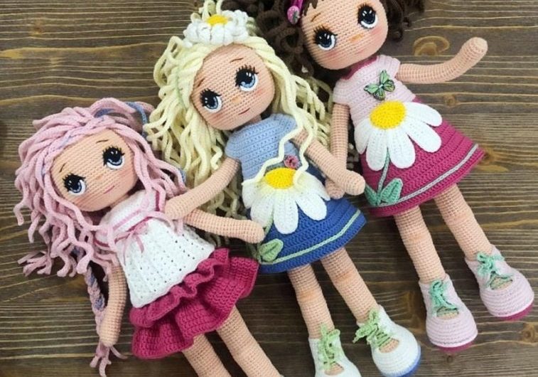 Амигуруми девочка на коньках и девочка ромашка