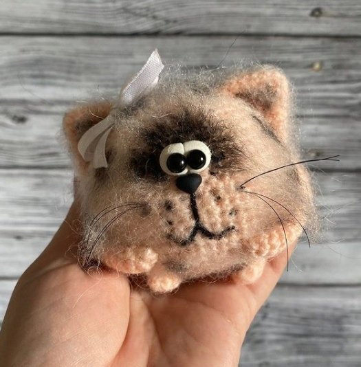 Вязаный из мохера котик