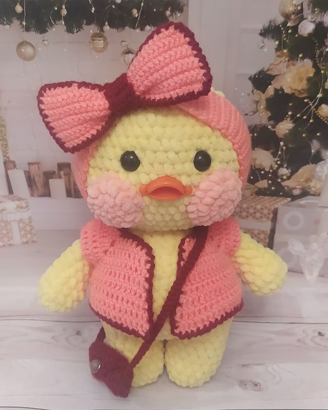 Амигуруми уточка Лалафанфан крючком в кофточке Амигуруми уточка Лалафанфан крючком в кофточке