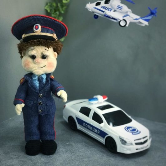 Вязаный крючком полицейский Пётр: авторский МК