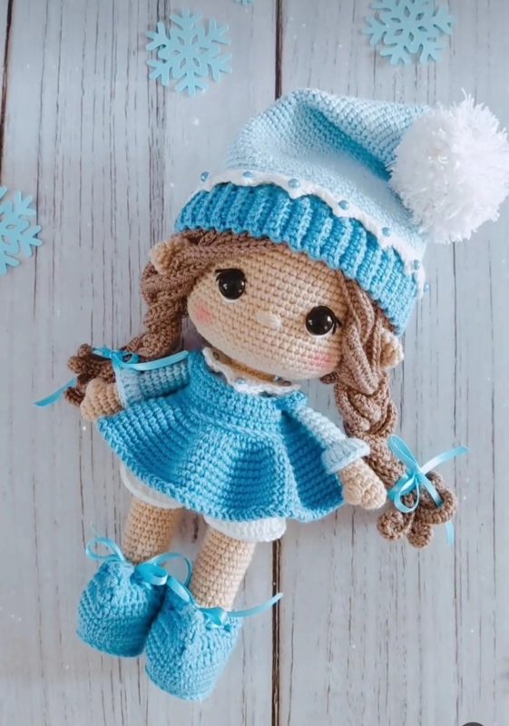 Вязаная крючком кукла в зимнем образе
