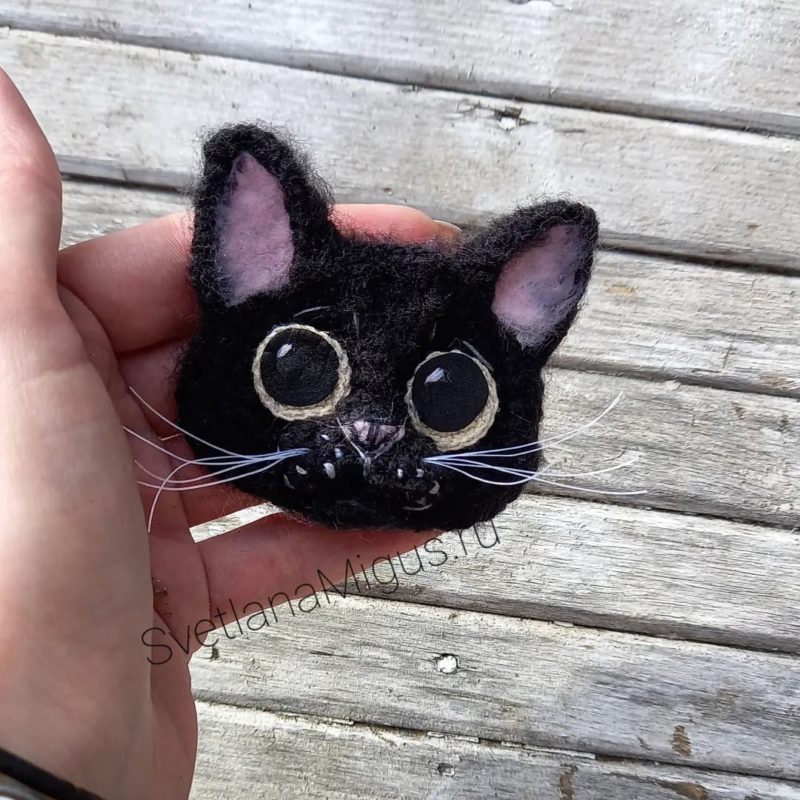 Амигуруми котенок брошь вязаный