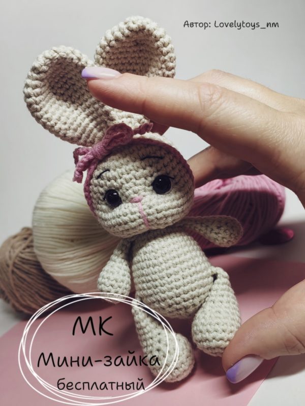 Игрушка мини зайчик амигуруми крючком
